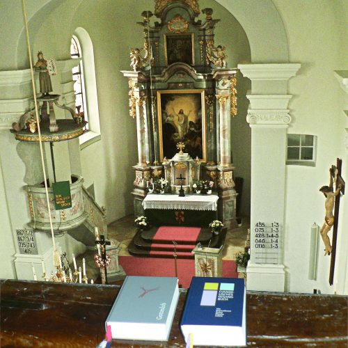 Gotteslob und Evang.Gesangbuch in der Simultankirche St. Jakobus in Wildenreuth-Dr. Patrick Winter