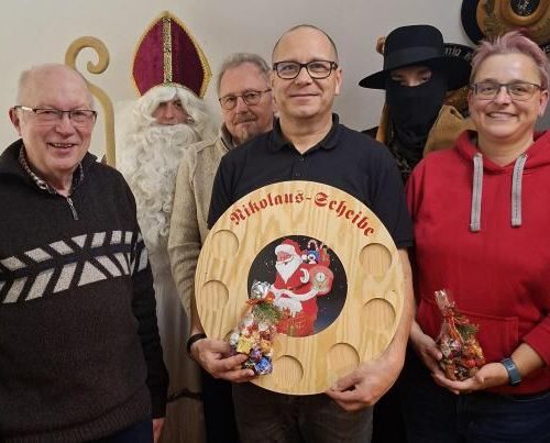 Nikolausschießen Schützenmeister Werner Gleißner (links) mit den Siegern Bertram Menzel (Mitte), Birgit Böttner (rechts) und Albert König (3. von links).