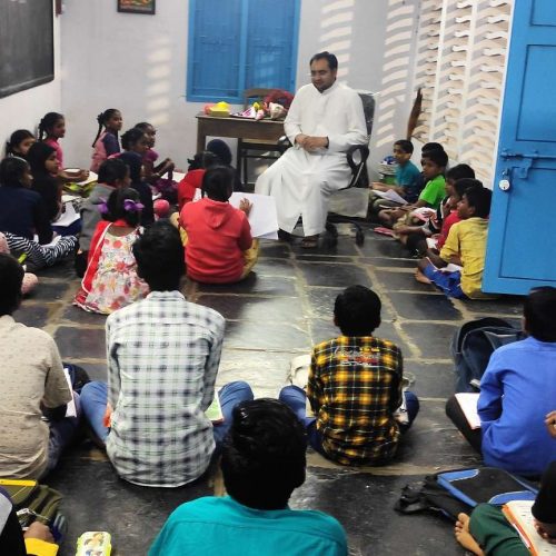 Pfarrvikar Yeruva unterrichtet Kinder in seinem indischen Heimatdorf 2025