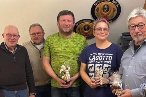 von links: die Schützenmeister Werner Gleißner und Albert König mit den Siegern Jürgen Bär, Birgit Böttner und Lenz Geitner