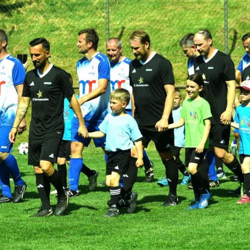 Beim gemeinsamen Einlaufen zum Benefizspiel des FC Sternstunden gegen das All Star Team des SVI 2025 in Illschwang