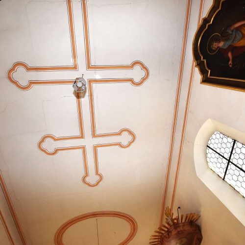 deutlich erkennbar auf der linken Seite der größere Riss, der von der Kirchendecke weggeht 2026